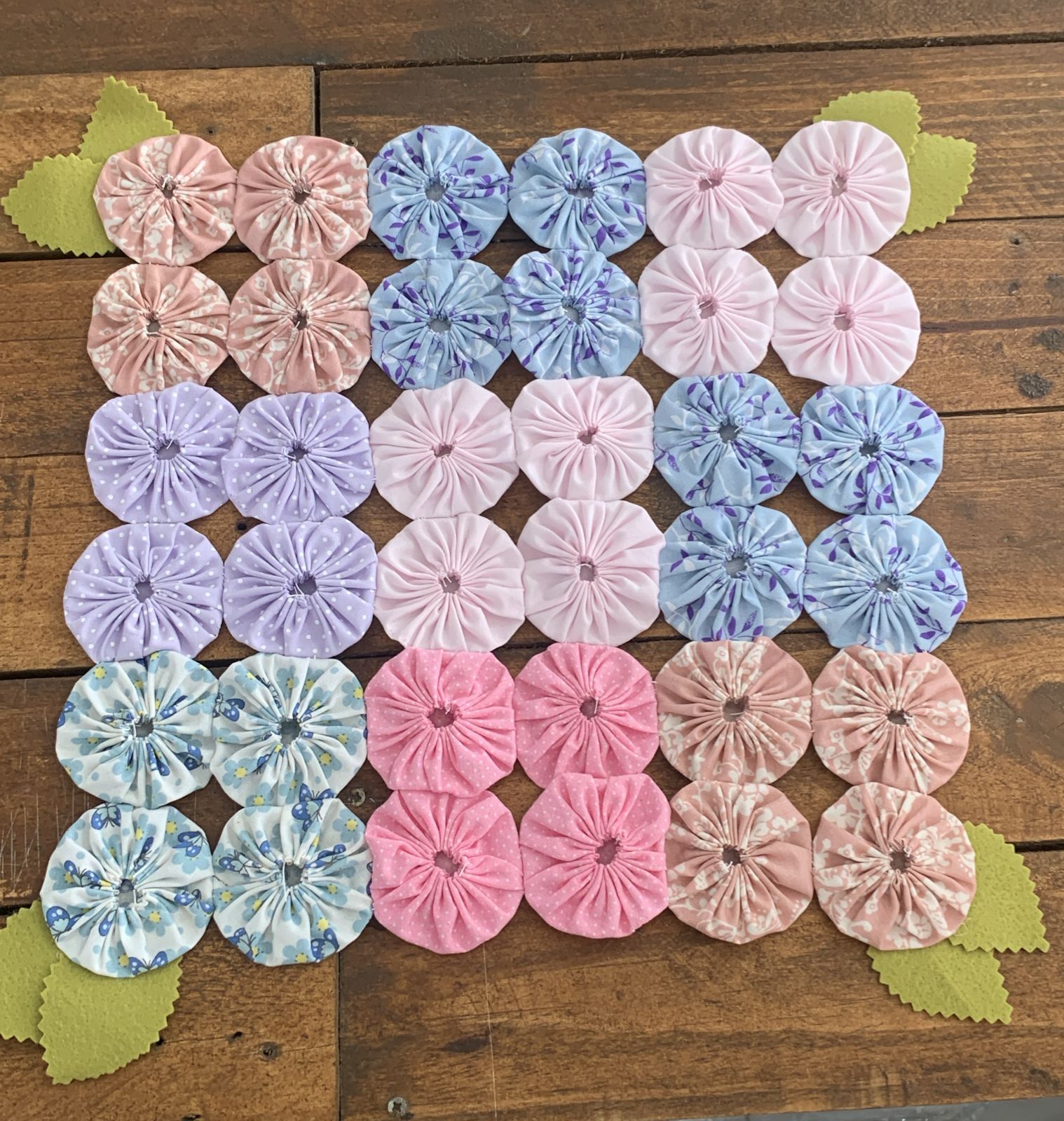 Tapete fuxico c/ folhas (31x31cm, 36 fuxicos)