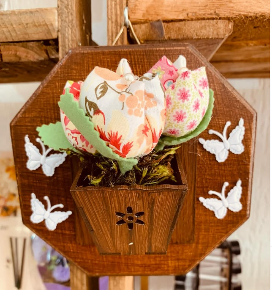 QUADRO SEXTAVADO P COM TULIPAS