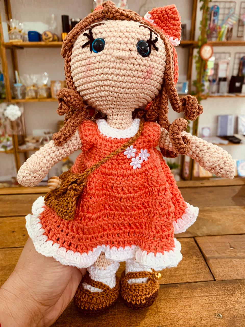 BONECA LARANJA AMIGURUMI