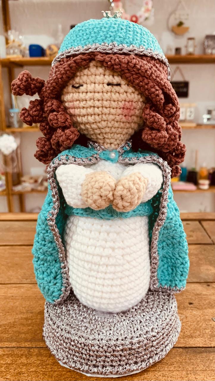 BONECA REZANDO AMIGURUMI