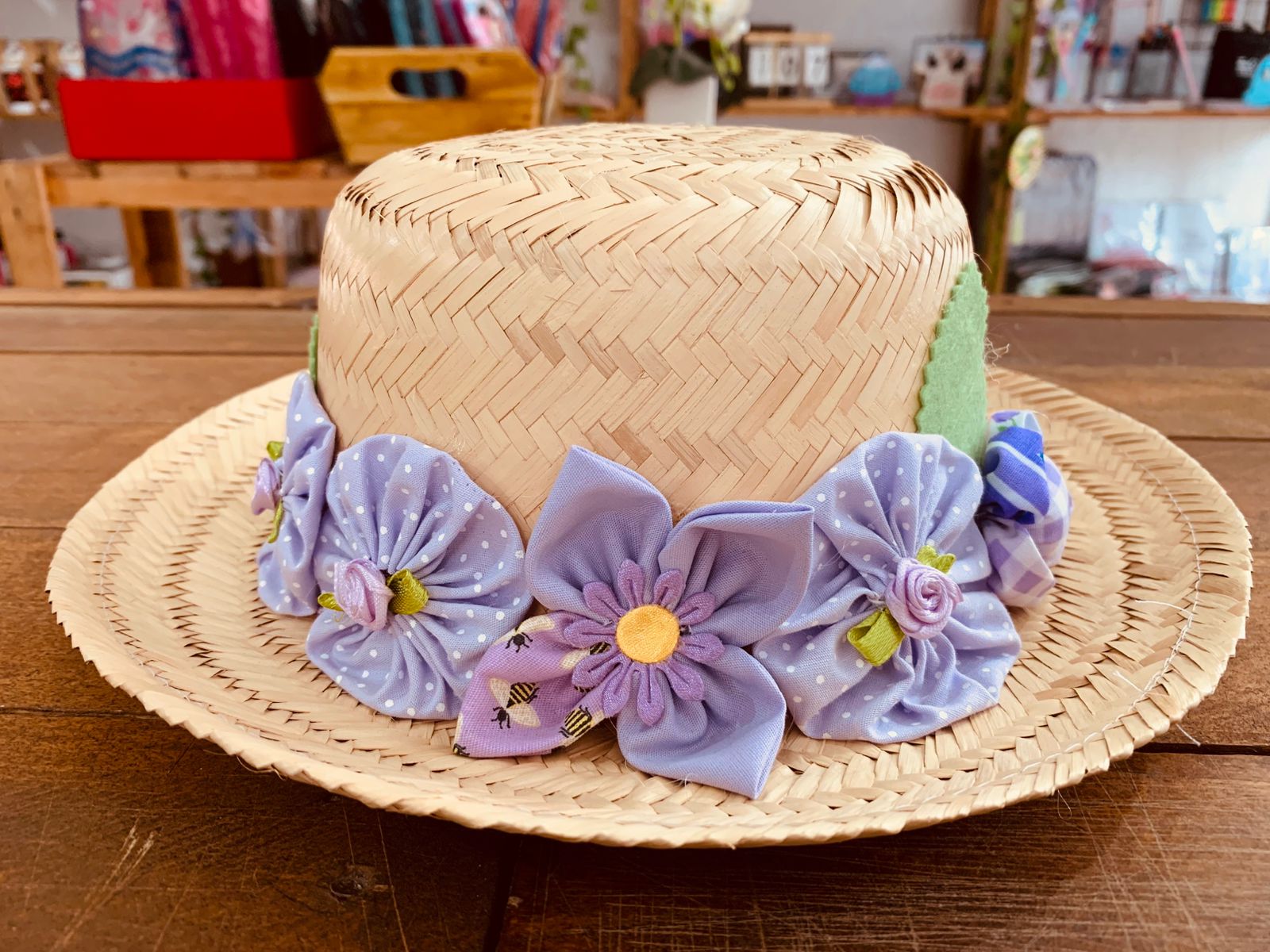 CHAPÉU PALHA COM FLORES DE TECIDO