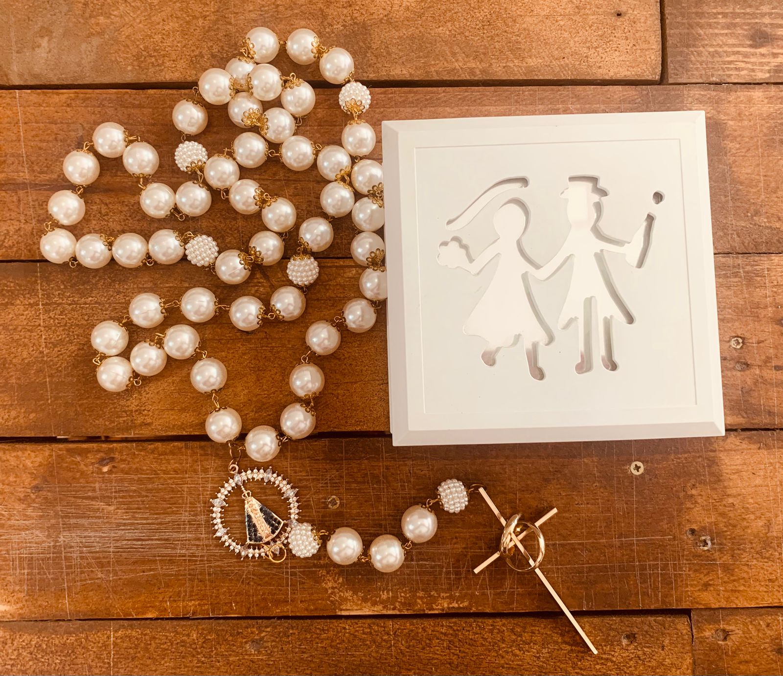 TERÇO PÉROLAS NOSSA SENHORA CRUCIFICO ALIANÇAS