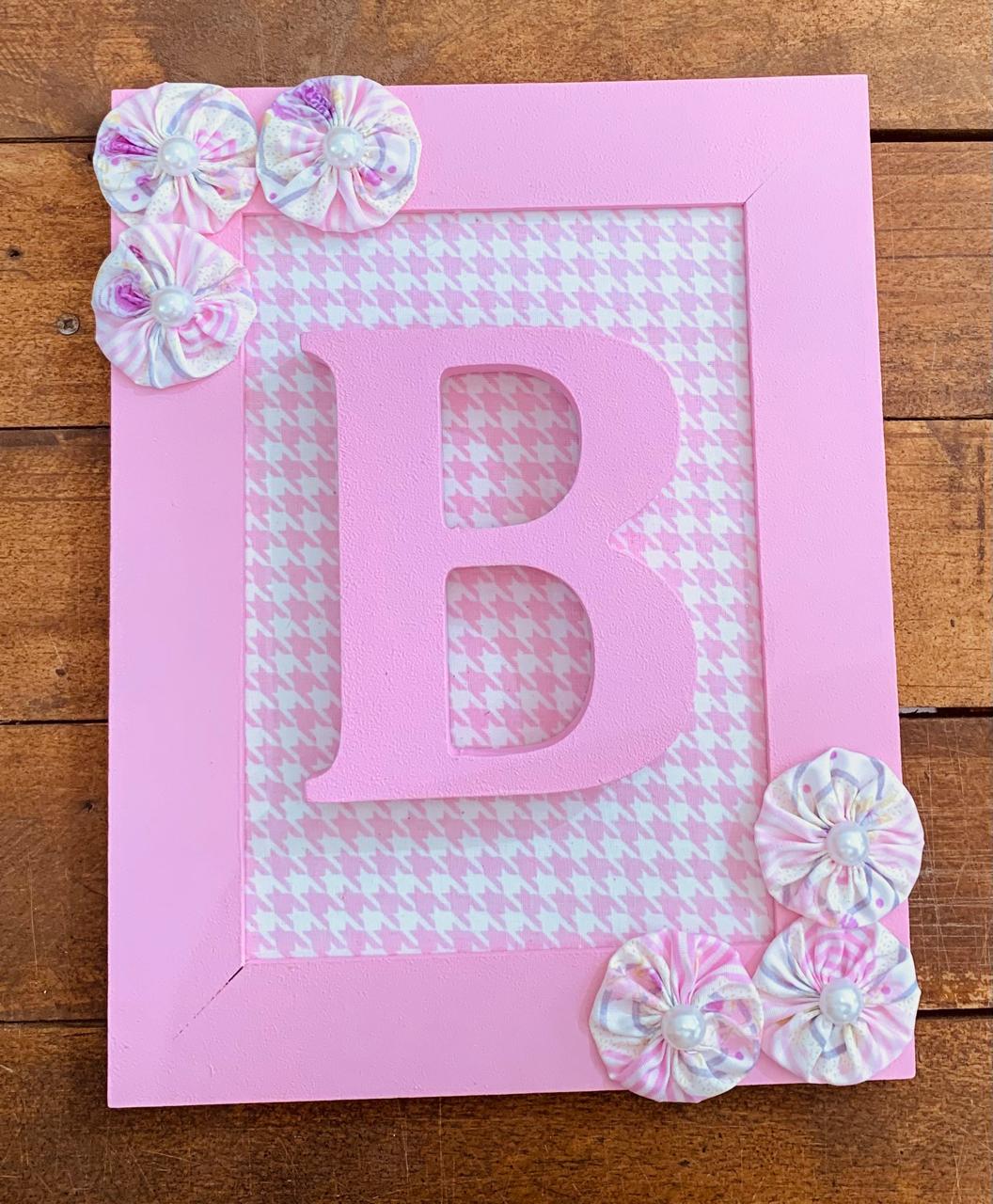 QUADRO LETRA B ROSA COM FUXICO