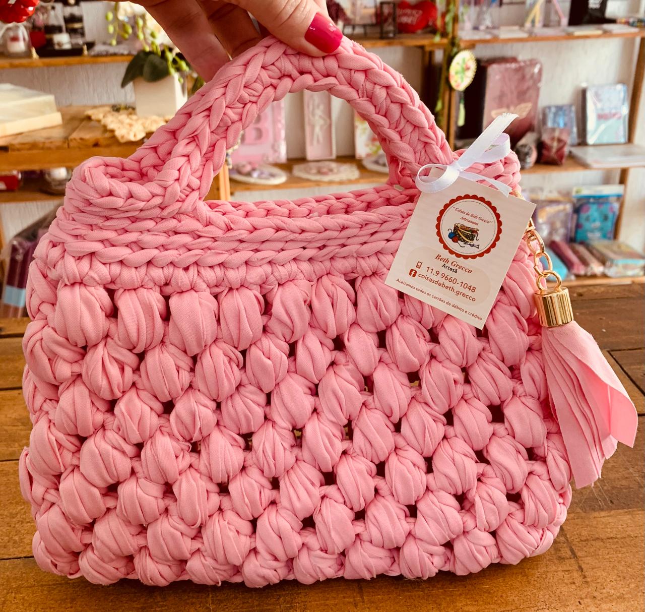 BOLSA ROSA COM ALÇA DE CROCHÊ COM TASSEL