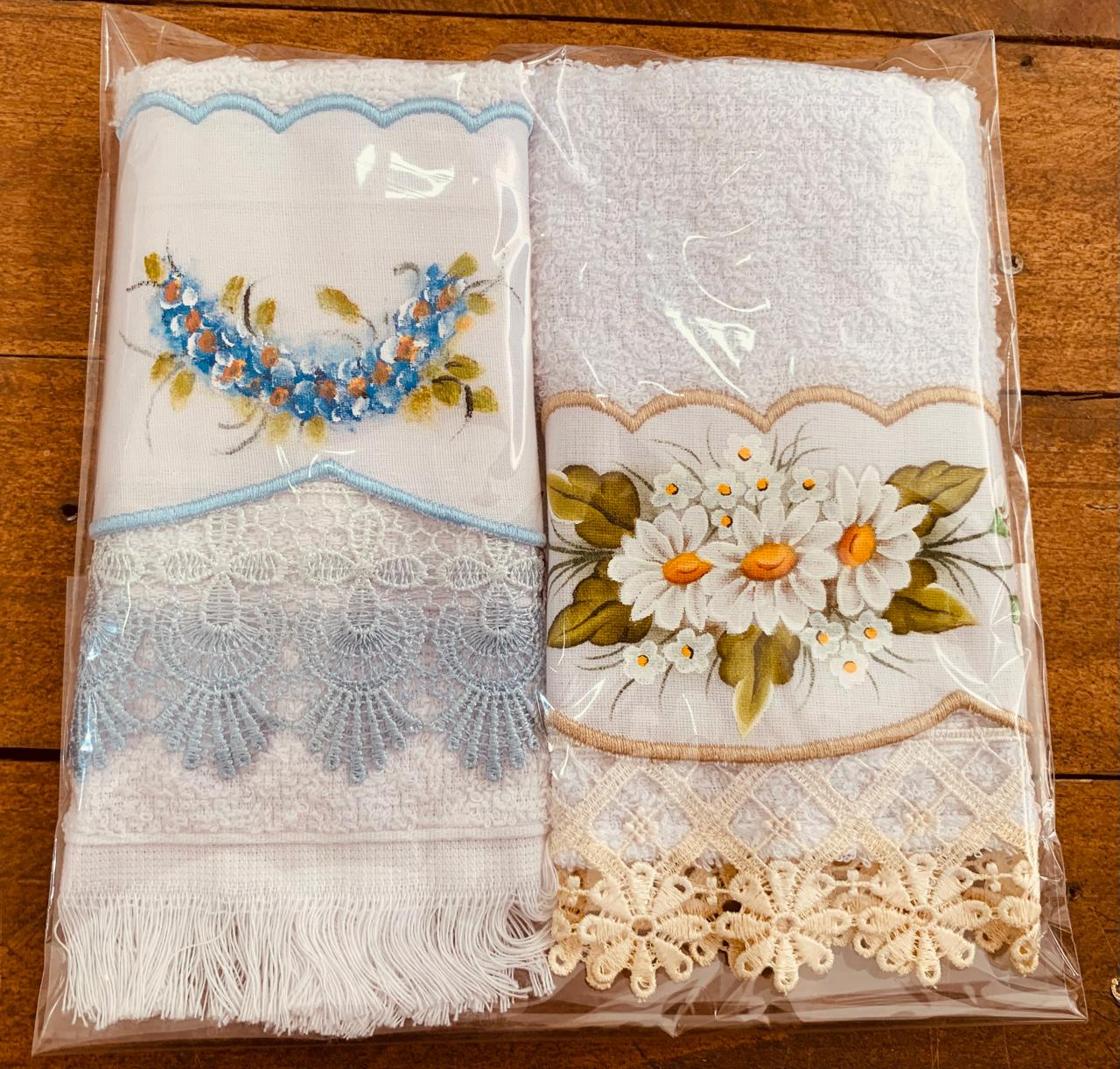KIT 2 TOALHAS LAVABO PINTADA Á MÃO + RENDA