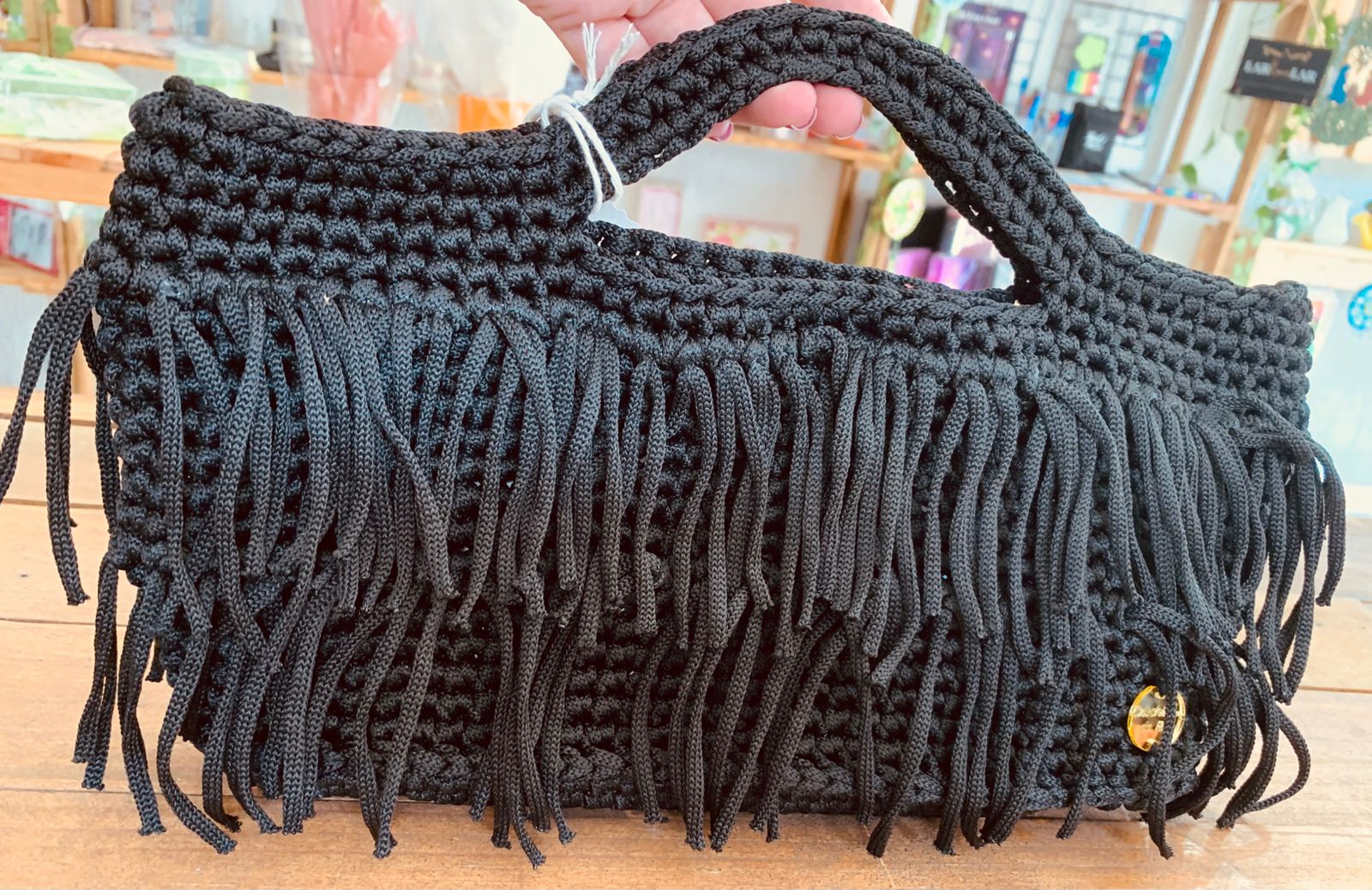 BOLSA CHOCHÊ PRETA FRANJAS