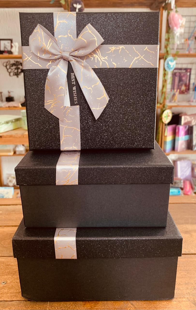 CAIXA M QUADRADA PRETA LAÇO PRATA CARTONADA