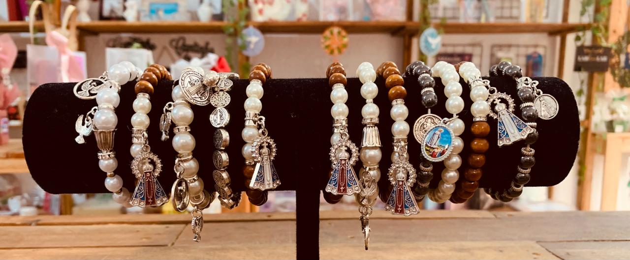 PULSEIRA COM MEDALHINHAS