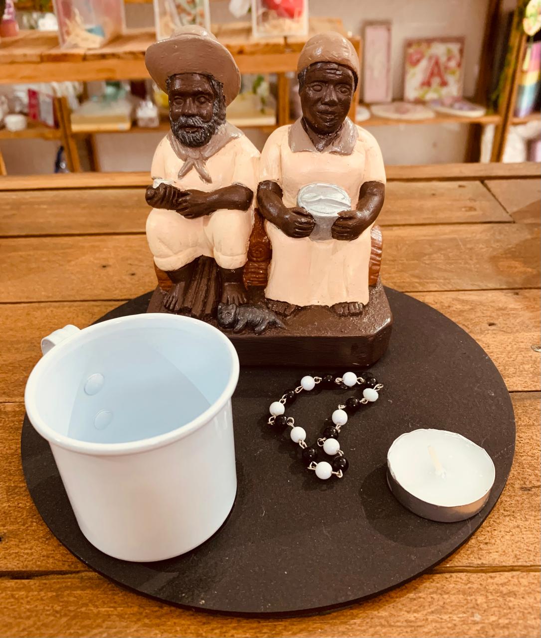 CASAL PRETO VELHO C/ CANECA+TERÇO+VELA