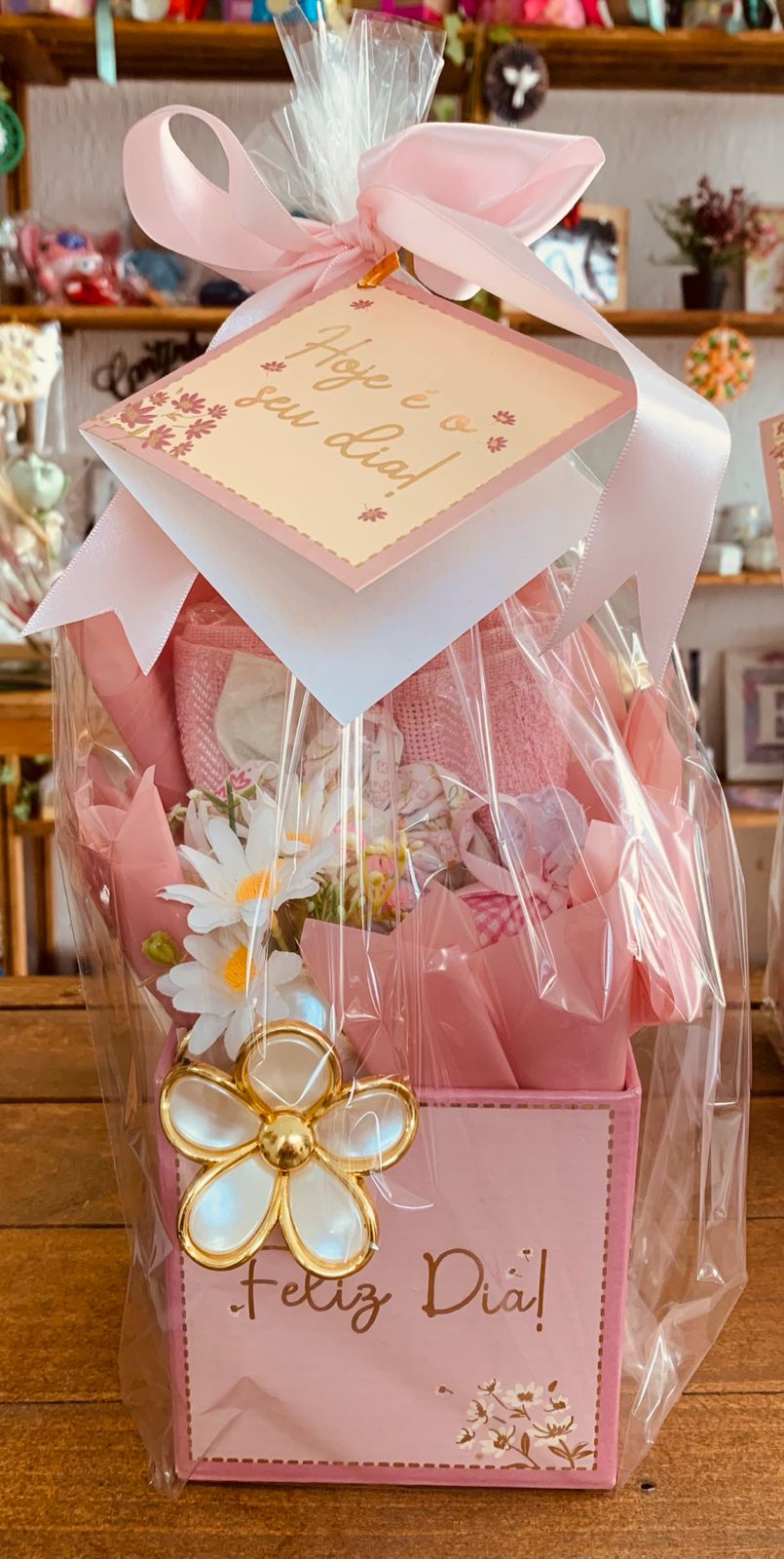 CACHEPÔ ROSA C/ TOALHA LAVABO C/ FUXICO, SABONETE, ARRANJO E PRESILHA DE CABELO