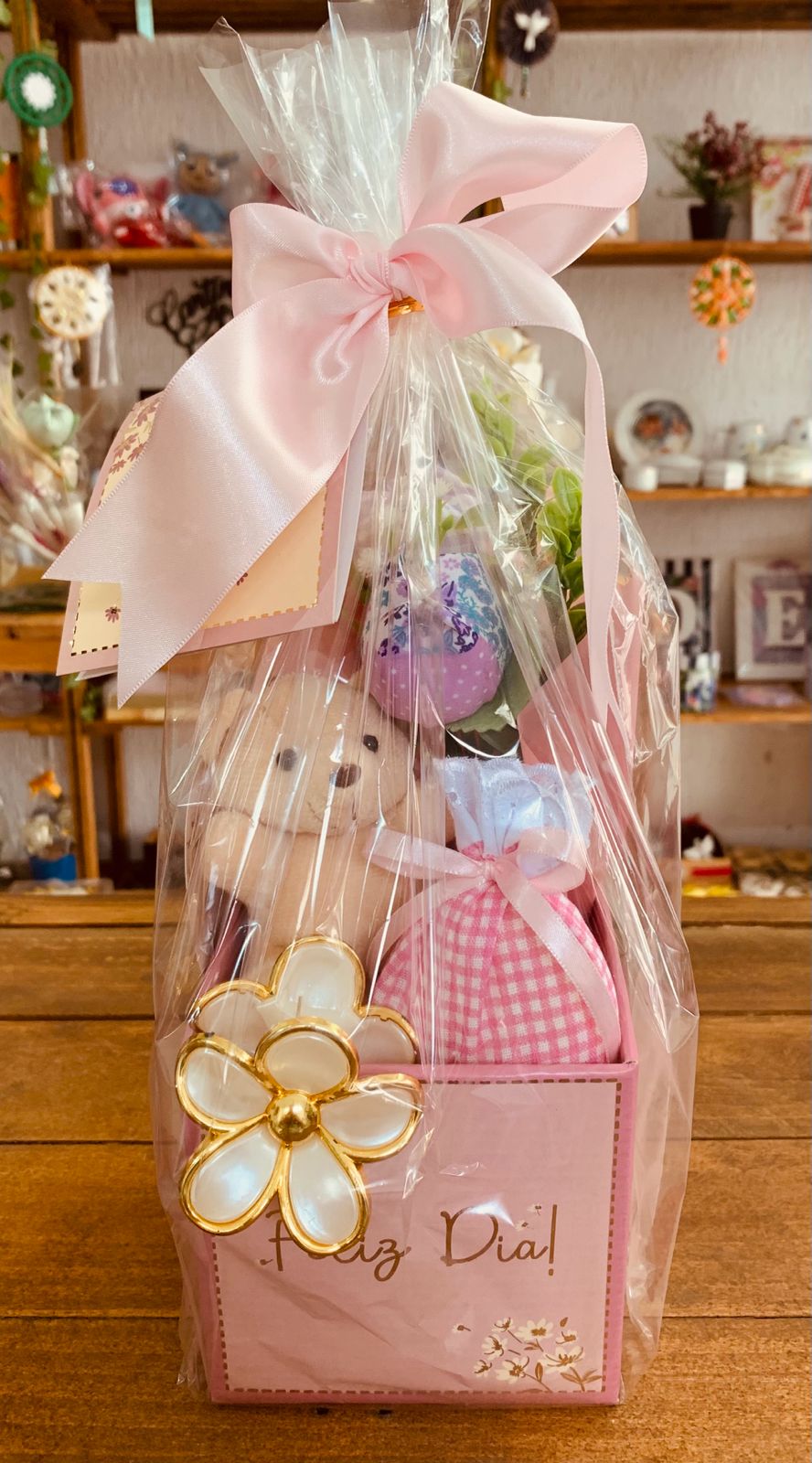 CACHEPÔ ROSA C/ CHAVEIRO URSO, SABONETE TULIPA DE TECIDO E PRESILHA DE CABELO
