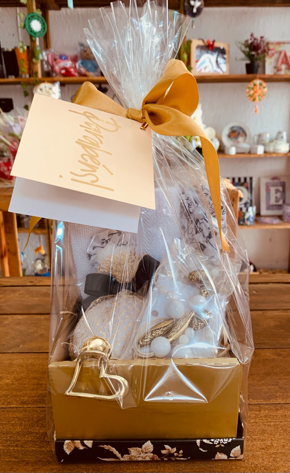 CACHEPÔ DOURADO C/ COLAR, SABONETE E TOLHA P/ LAVABO COM FUXICOS E PRESILHA PARA CABELO